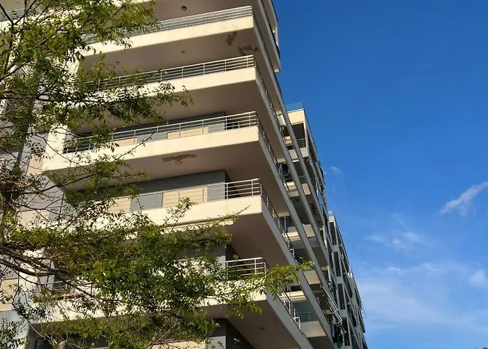 Positive Vibe Luxury With Gated Parking Apartment