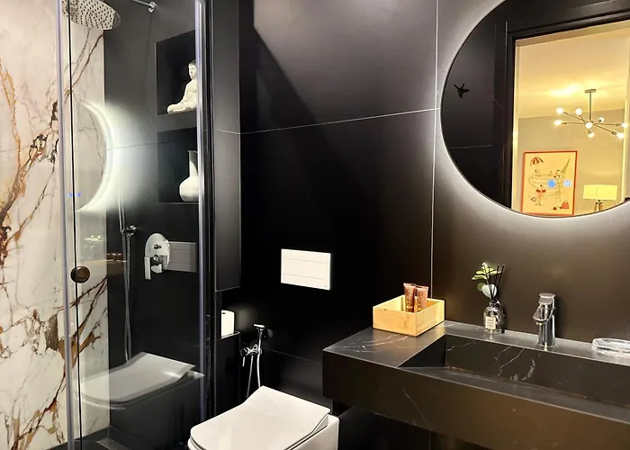 Positive Vibe Luxury With Gated Parking Apartment