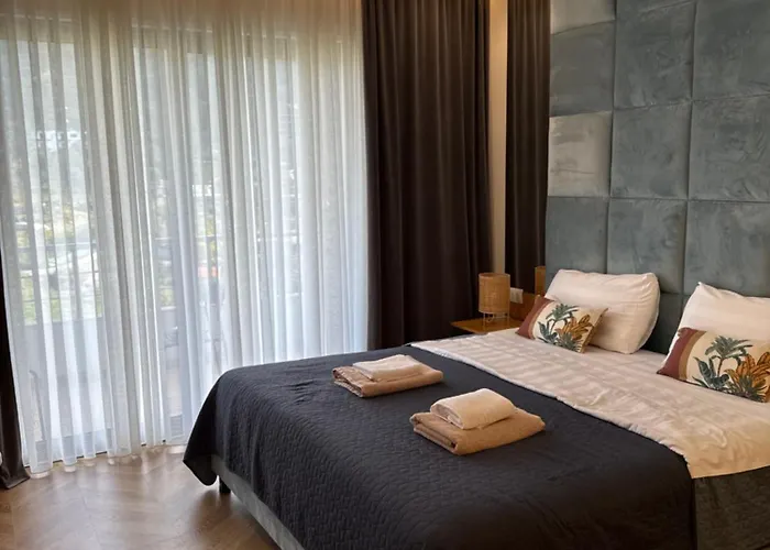 Positive Vibe Luxury With Gated Parking Apartment